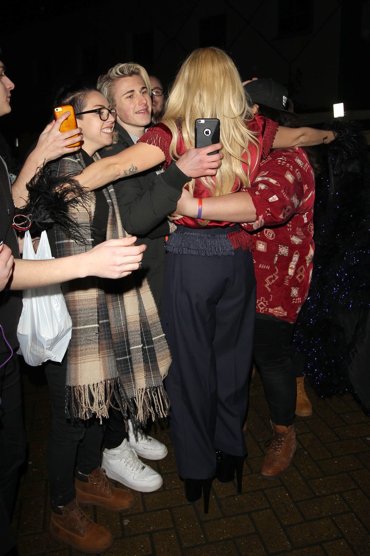 También un grupo de fans se le dejó ir encima al verla pasar.