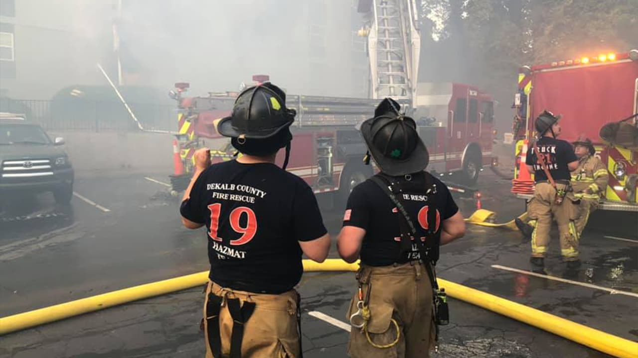 Los bomberos fueron puerta a puerta para asegurarse de que todos los residentes salieran del edificio en llamas y no se reportaran heridos.
