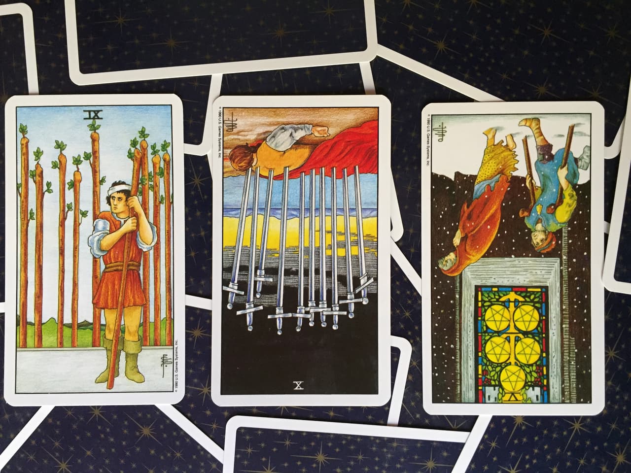 En lugar de quedarnos clavados en el final doloroso y la tragedia que llegará a nuestra vida, el resumen de la carta gira en que es importante mirar hacia adelante y darse cuenta de cómo estos eventos nos pueden liberar para remodelar por completo nuestra vida y elegir una nueva dirección. ¿Qué vamos a hacer al respecto y cómo seguimos adelante?