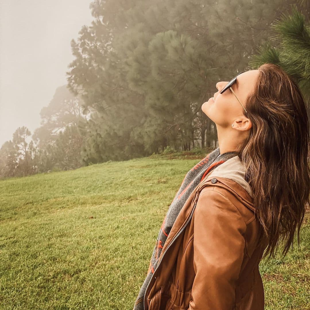 “No estamos acostumbrados a ver a una protagonista como Leona Bravo, generalmente siempre suele ser víctima y aquí es todo menos víctima, y eso me hace admirarla muchísimo y tener muchas ganas de que la conozcan”, añadió.