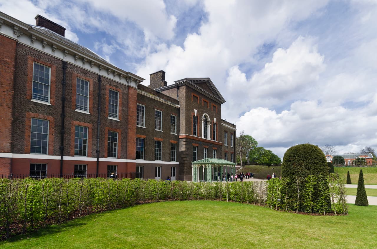 Palacio de Kensington 
<br> Miembros de la realeza británica como los duques de Kent, de Gloucester y el príncipe y princesa Michael de Kent se alojan ahí. También fue donde la fallecida Diana, princesa de Gales, vivió.