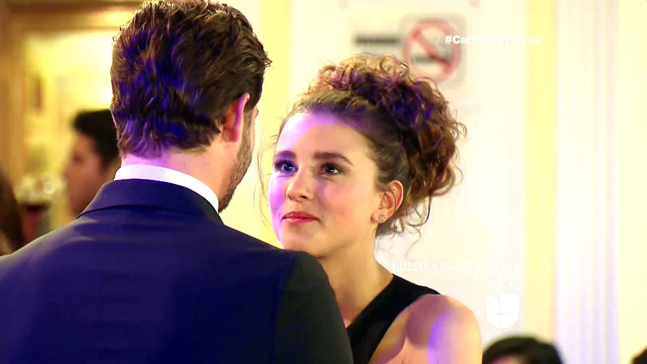 En Un Camino Hacia El Destino, nada pudo arruinar la felicidad de Fernanda y por fin tuvo la fiesta de graduación de sus sueños al lado de Carlos.