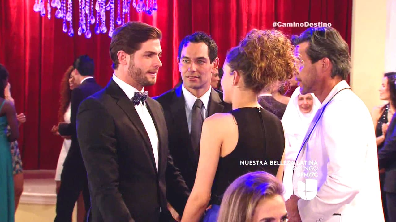 ¡Luces guapísima Fernanda! Eres la graduada más linda.