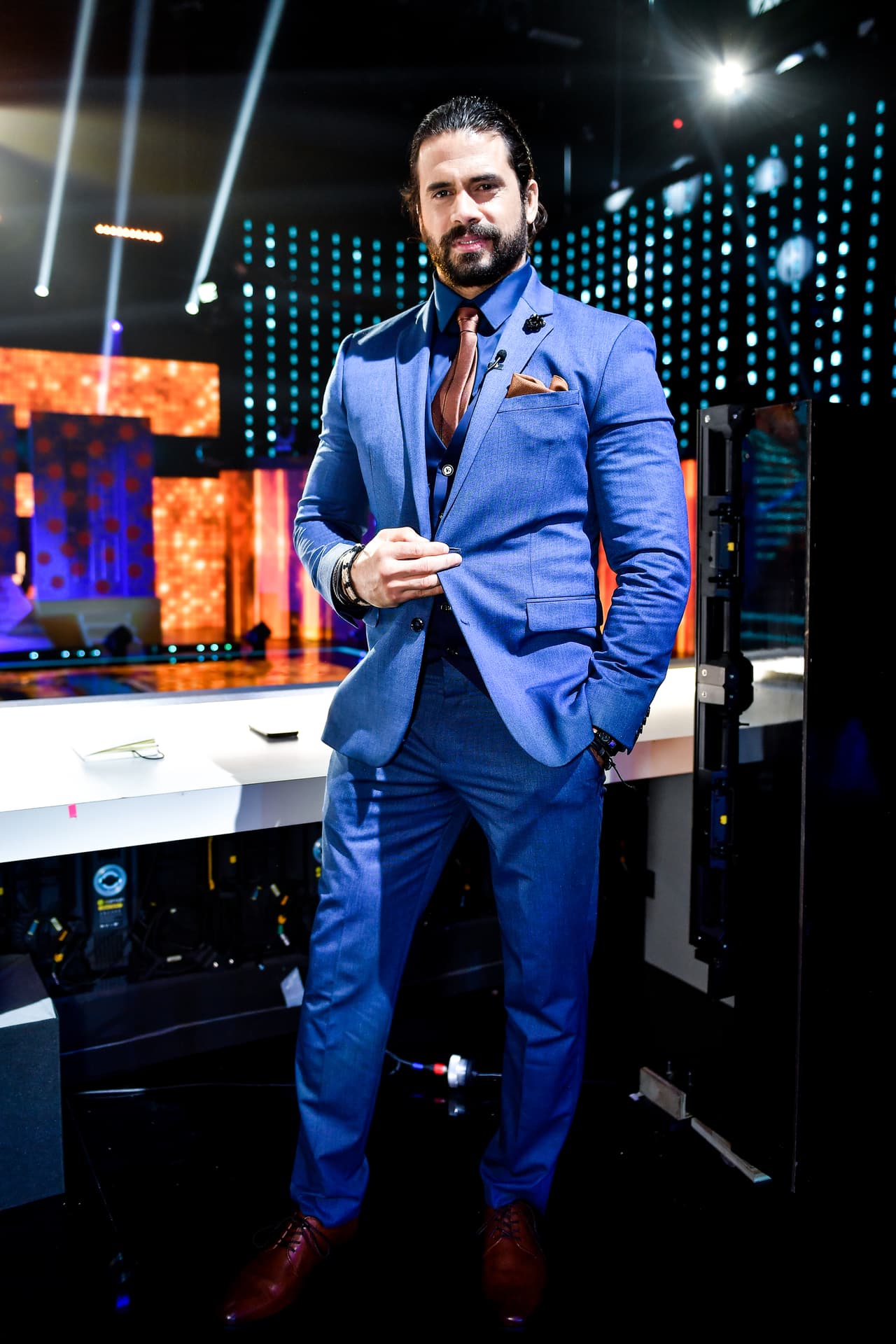 En este programa tuvimos como juez invitado al actor y modelo Pedro Moreno, quien llegó a la final de Mira Quién Baila en su cuarta temporada. Él lució un traje en color azul con toques marrones.