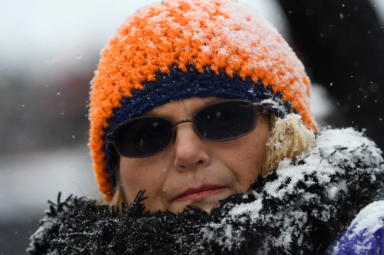 Una fan afronta la nieve durante el juego entre los Chicago Bears y los Cleveland Browns en Soldier Field en Chicago, Illinois.