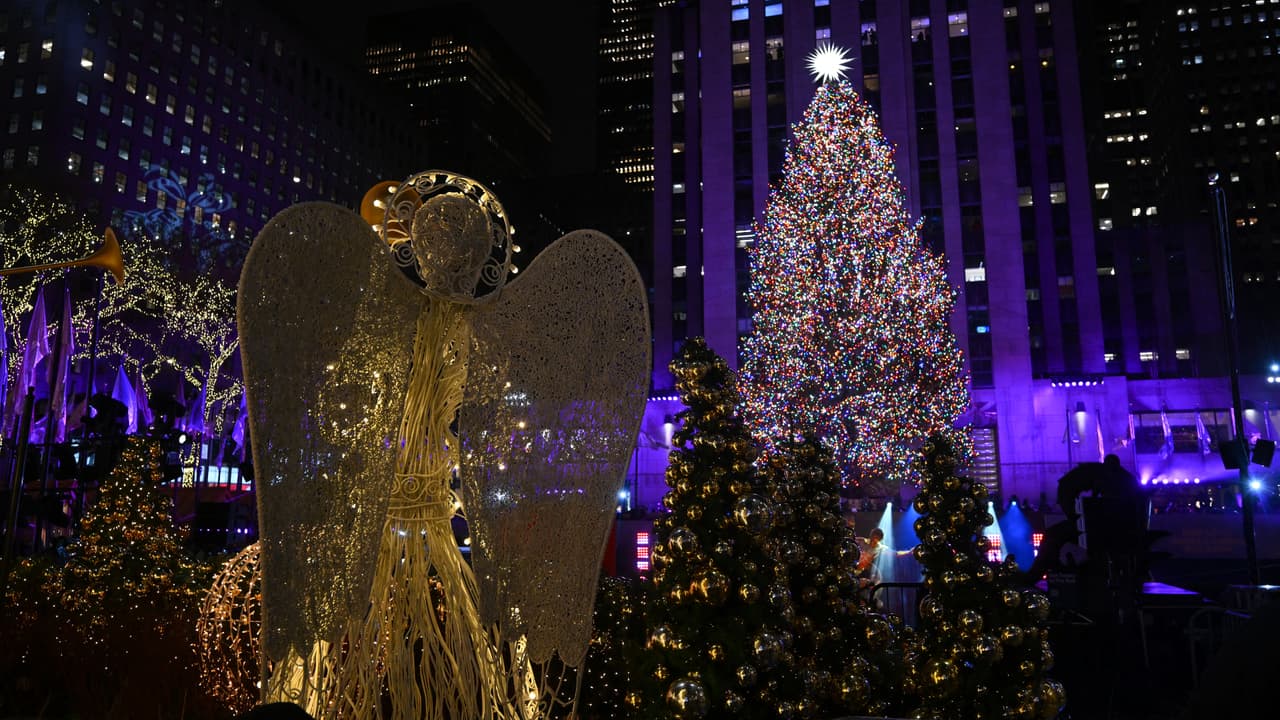 Este miércoles, durante el encendido del árbol de Navidad del Rockefeller Center varios manifestantes propalestinos alzaron sus voces en contra de la guerra. Entretanto, decenas de personas celebraron más de 90 años de esta tradición navideña. Te mostramos las imágenes del momento.