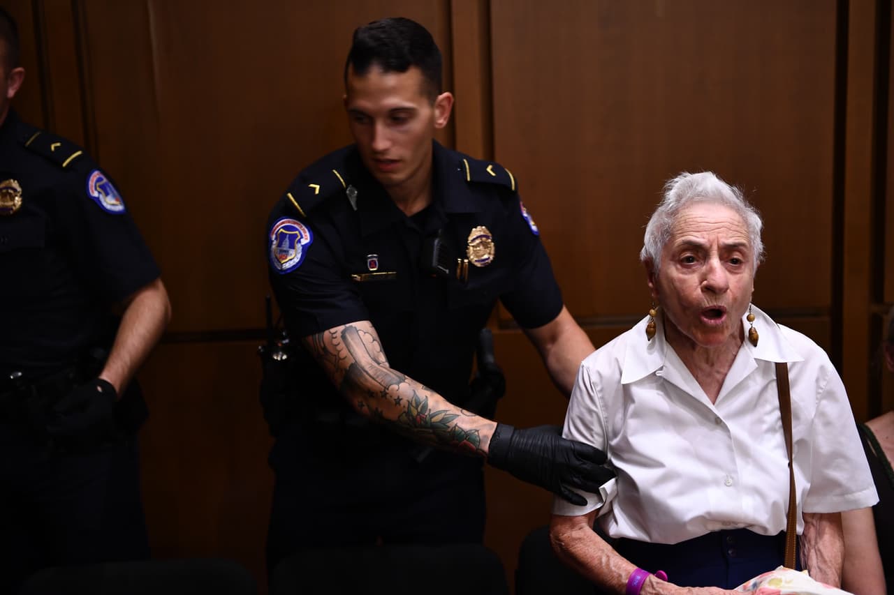 <h3 class="cms-h3-H3">El reclamo de los mayores:</h3> entre los manifestantes que expresaron su oposición a Kavanaugh hubo algunas personas mayores, que gritaron consignas a favor del Medicare y del Obamacare, los planes de salud que consaideran amenazados con la inminente llegada del juez a la Corte Suprema.