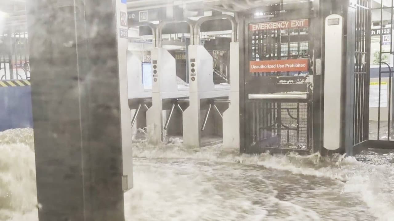 Estragos en el subway de Nueva York por fuertes lluvias: algunas estaciones parecían piscinas