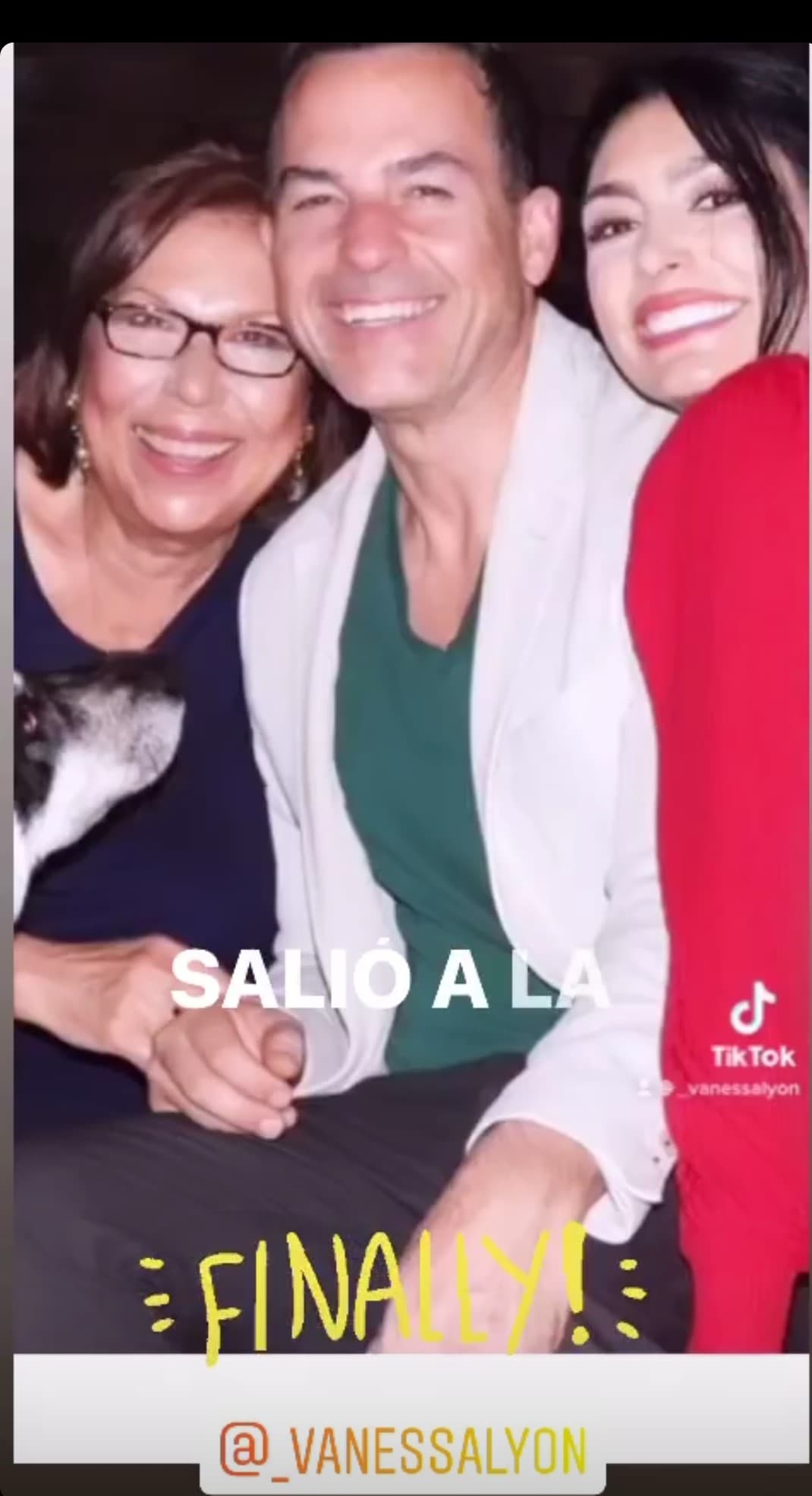 Carlos, ahora, está rodeado de dos grandes mujeres que le sacan esa enorme sonrisa.