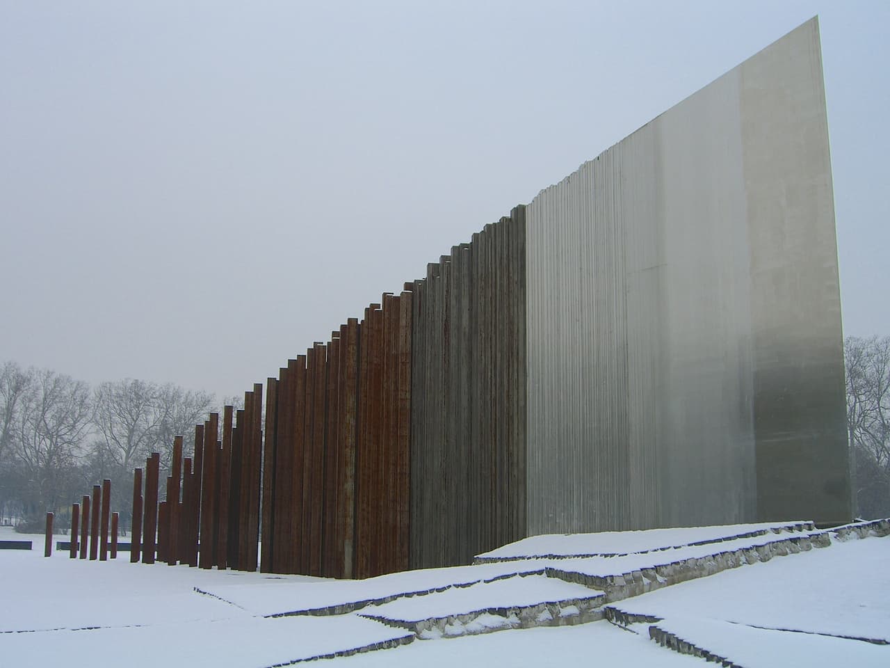 <b>BUDAPEST.</b> Pero la revolución fue aplastada por el ejército rojo y el gobierno de Hungría y según el reporte de la
<b><a href="http://mek.oszk.hu/01200/01274/01274.pdf" target="_blank">ONU</a></b> murieron cerca de 3,000 rebeldes en todo el país. Hoy, además de las botas, en el sitio en donde estaba la estatua de Stalin está el Monumento a la Revolución Húngara de 1956. Se finalizó en 2006, justo para el 50 aniversario de la revuelta. Crédito: Flickr / User:
<b><a href="https://www.flickr.com/photos/plannerjohn365/12143973395" target="_blank">John Floyd </a></b>