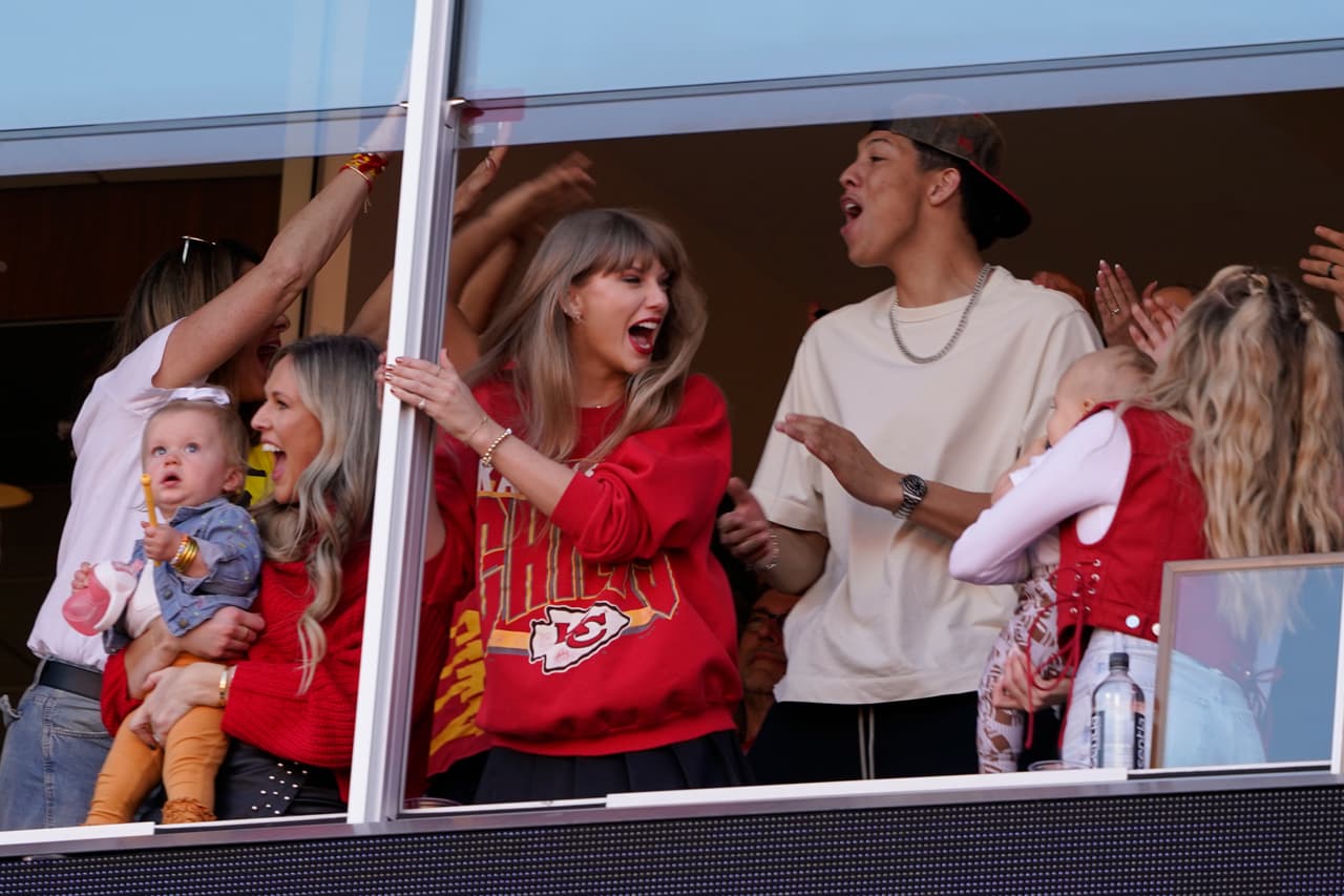 Taylor Swift celebra mientras observa desde un traje durante la primera mitad de un partido de fútbol americano de la NFL entre los Kansas City Chiefs y los Los Angeles Chargers el domingo.