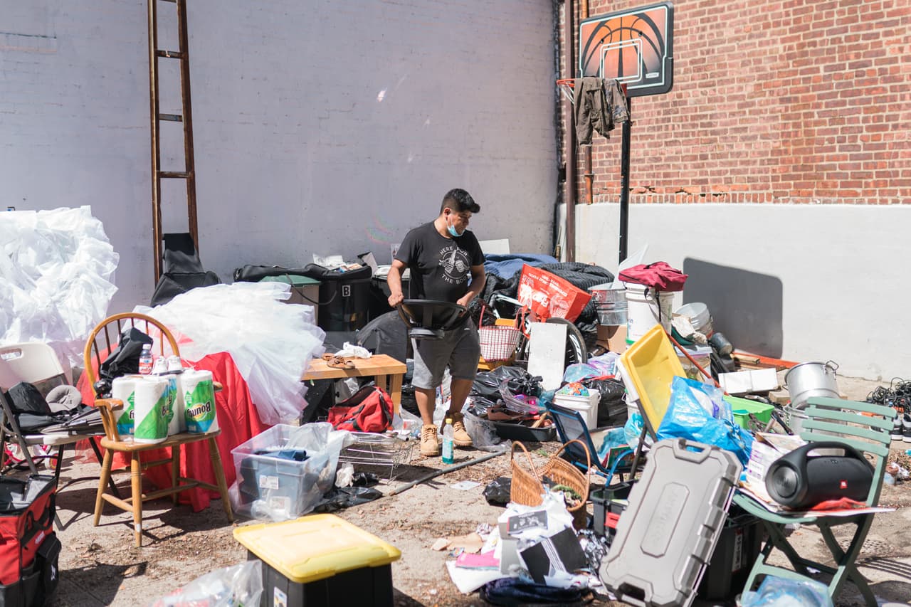 Entre las 8 a.m. y 8 p.m., las agencias del gobierno, las organizaciones sin fines de lucro y las organizaciones comunitarias estarán en el lugar para ayudar a conectar a las familias y a las personas con los servicios críticos, incluida la inscripción en los beneficios públicos y el seguro de salud, la vivienda, la asistencia alimentaria y en efectivo, y el asesoramiento de salud mental.