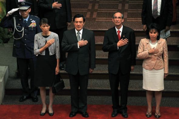 El matrimonio también provocó críticas debido a que la pareja se casó por lo civil y a través de una ceremonia maya. Colom es sacerdote maya, un cargo que pocos mestizos pueden alcanzar. La pareja no tuvo descendencia común, pero Torres tiene cuatro hijos de un matrimonio anterior y Colom tiene tres, de dos esposas anteriores.