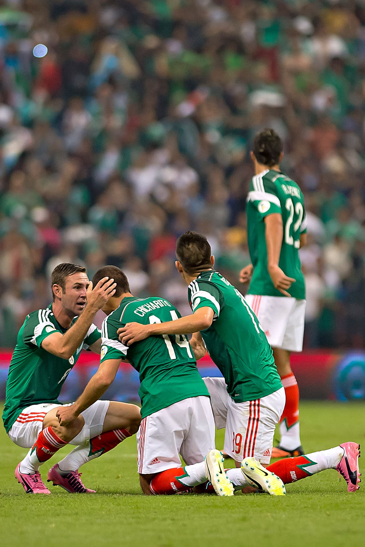 Jugó con el 'Tri' la Copa Oro 2013 y comenzó a ser llamado para el hexagonal final de la Concacaf.
