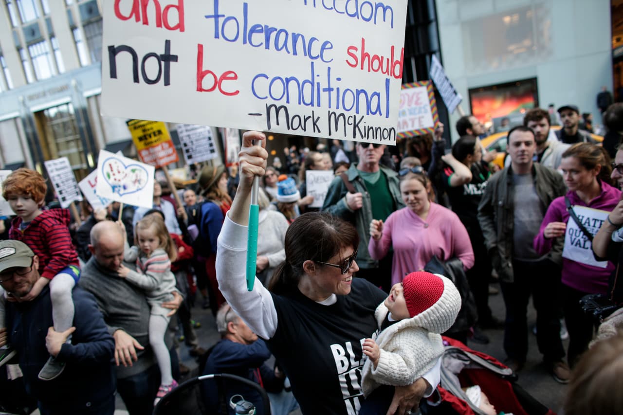 Una sonrisa compartida bajo la cita de Mark McKinnon: "El compromiso con la libertad religiosa y la tolerancia no puede ser condicionado".