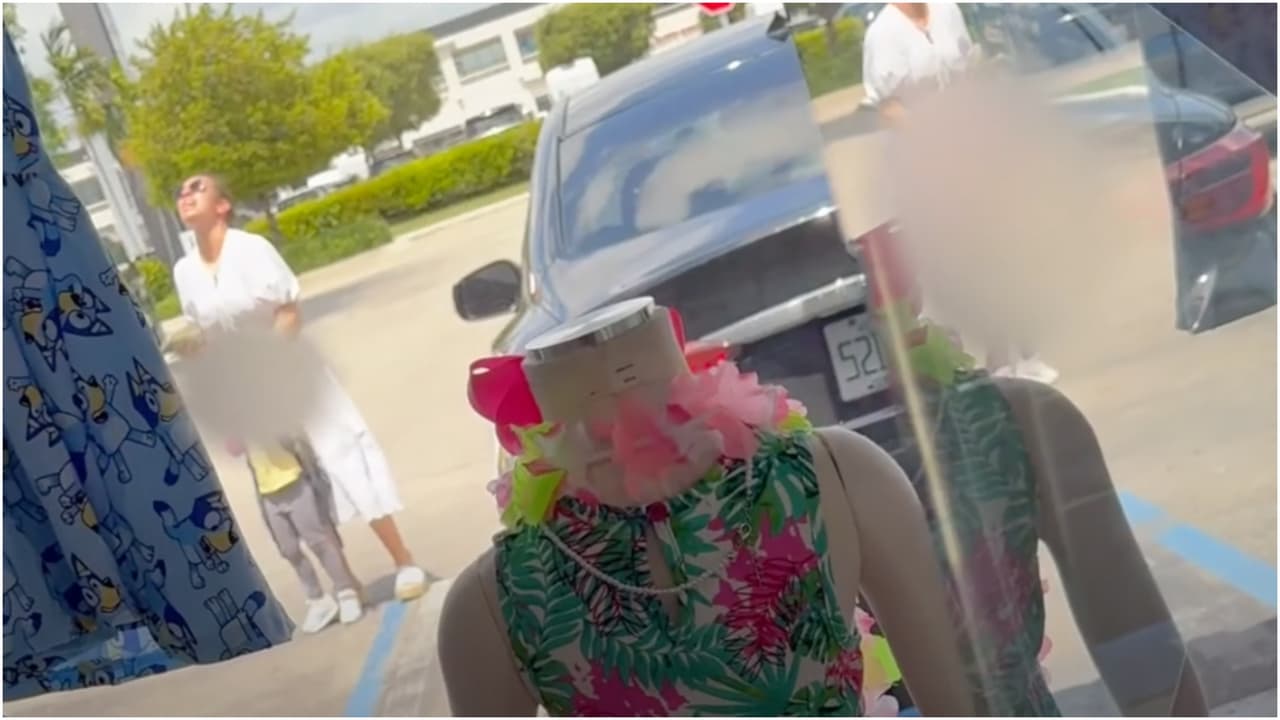 “Al frente de la puerta estaba la señora aguantando a la niña y entonces ella estaba hablando por teléfono, y no quería soltar a la niña", relató una testigo a Noticias 23.