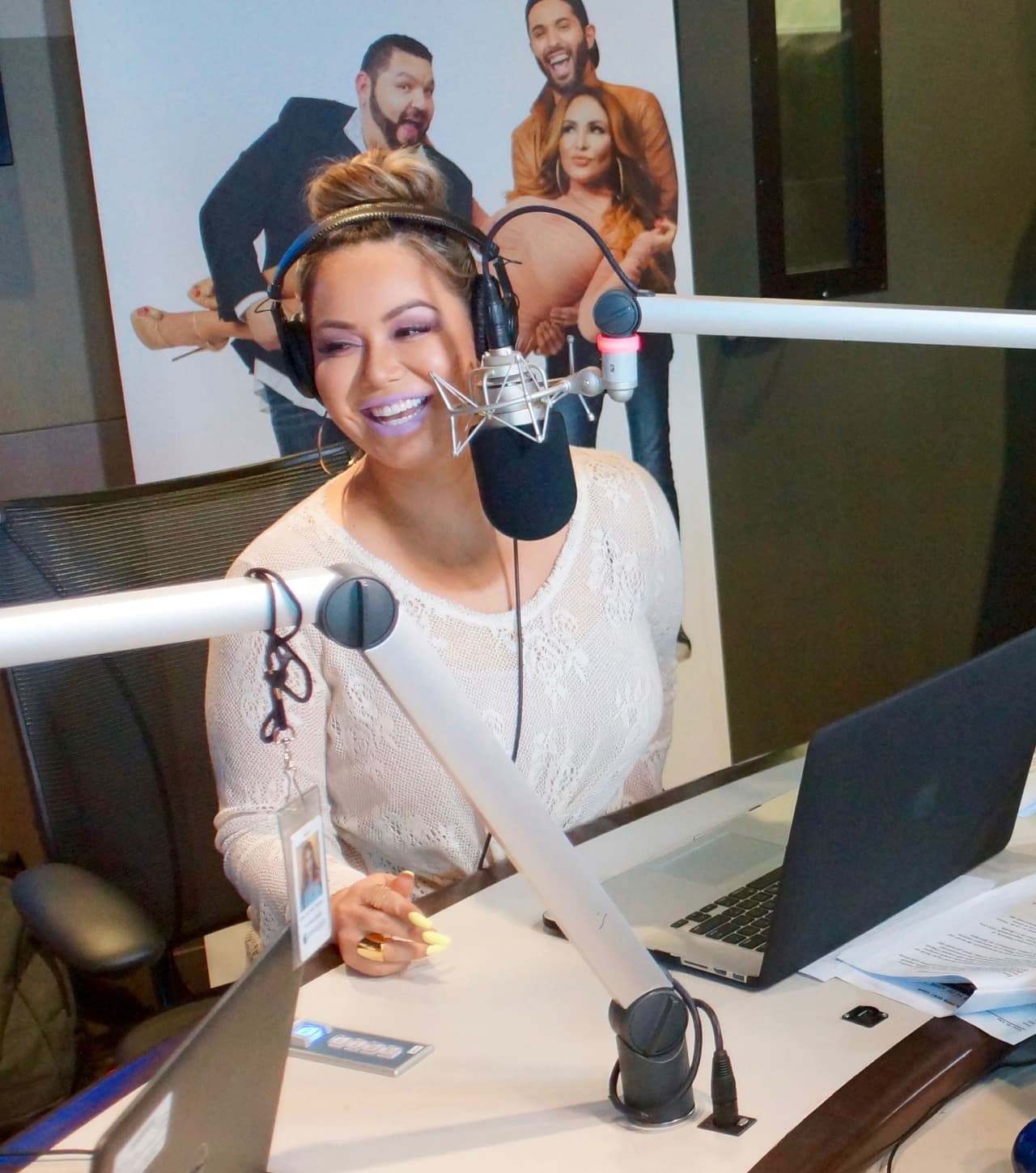 <a href="http://www.univision.com/temas/chiquis-rivera">Chiquis Rivera</a> disfrutando de las ocurrencias de los locutores del 
<a href="http://www.univision.com/temas/el-free-guey">Free-guey show.</a>