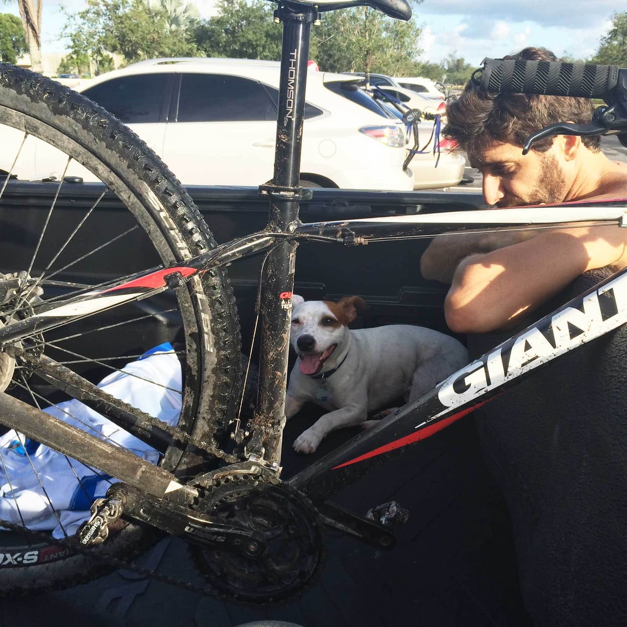 ¿Y cómo olvidarnos de nuestro editor en Univision A Bordo? Y es que 
<b>Jaime Gabaldoni</b> siempre tiene a su lado a 
<b>McQueen</b>, su compañero de aventuras. No importa si es a correr, nadar o andar en bicicletas, McQueen tiene energía de sobra.