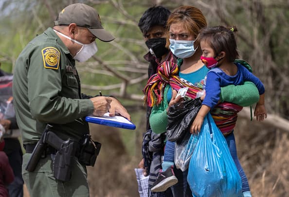 Biden firmó al menos cinco órdenes ejecutivas sobre inmigración, entre las cuales está la preservación del programa DACA, anuló la medida de Trump que excluía del censo a los indocumentados, eliminó el bloqueo a viajeros procedentes de países predominantemente musulmanes y puso fin a la construcción del muro fronterizo. 
<br>
<br>
<a href="https://www.univision.com/noticias/inmigracion/aunque-los-democratas-controlen-el-senado-la-reforma-migratoria-de-biden-necesitara-apoyo-republicano">El mandatario envió al Congreso un proyecto de ley que busca regularizar a 11 millones de personas sin documentos.</a>
<br>