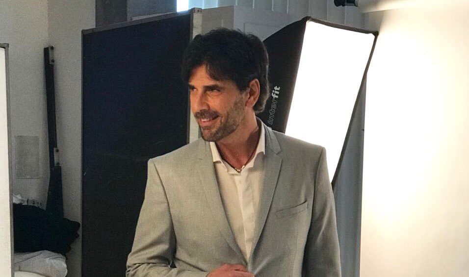 El pasado 13 de diciembre el actor argentino negó rotundamente haber violado a la actriz: "No, no pasó. Estoy muerto, estoy indignado", dijo en entrevista para
<a href="https://www.youtube.com/watch?v=O4Ur4V1XfGQ" target="_blank">A24:</a> "No pasó absolutamente nada, fui yo el que la sacó de la habitación, fui yo el que le dije a Thelma, 'Thelma, vos tenés la edad de mis hijos, salí de acá...'. Ella se me insinuó, se me acercó, me quiso dar un beso y yo le dije, ¿pero qué te pasa? Tengo pruebas, hace nueve años que pasó todo esto. Volvimos en el avión, no estaba yo solo, estaban los padres, los papás de Brenda (Asnicar), el papá de Laurita Esquivel, estaban los productores, estaba la gente que nos cuidaba".