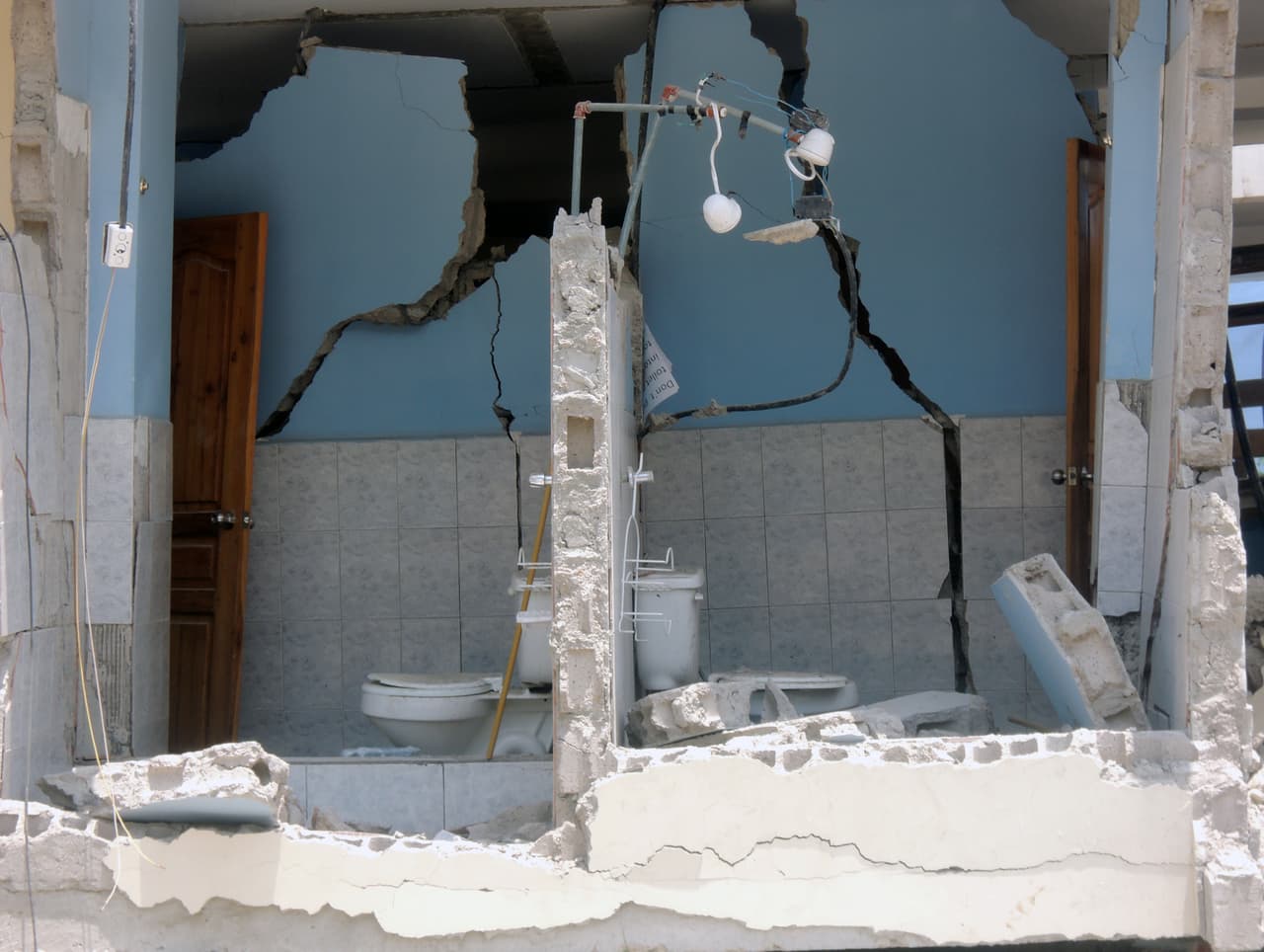 Univision Noticias visitó las localidades de Canoa y Bahía de Caráquez, dos de los lugares más afectados por el fuerte sismo.