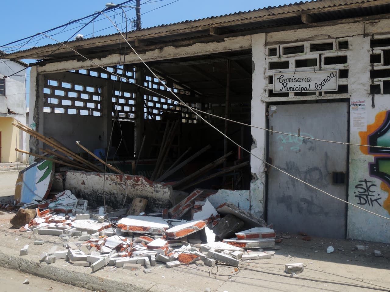 Se teme que ese número pueda subir considerablemente ya que aún hay muchas personas atrapadas entre los escombros.