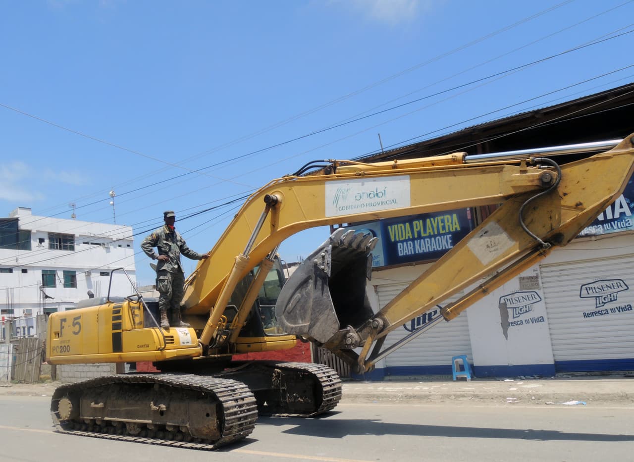A dos días de la tragedia, ejército y voluntarios trabajan en las labores de rescate de posibles supervivientes y en la retirada de escombros.