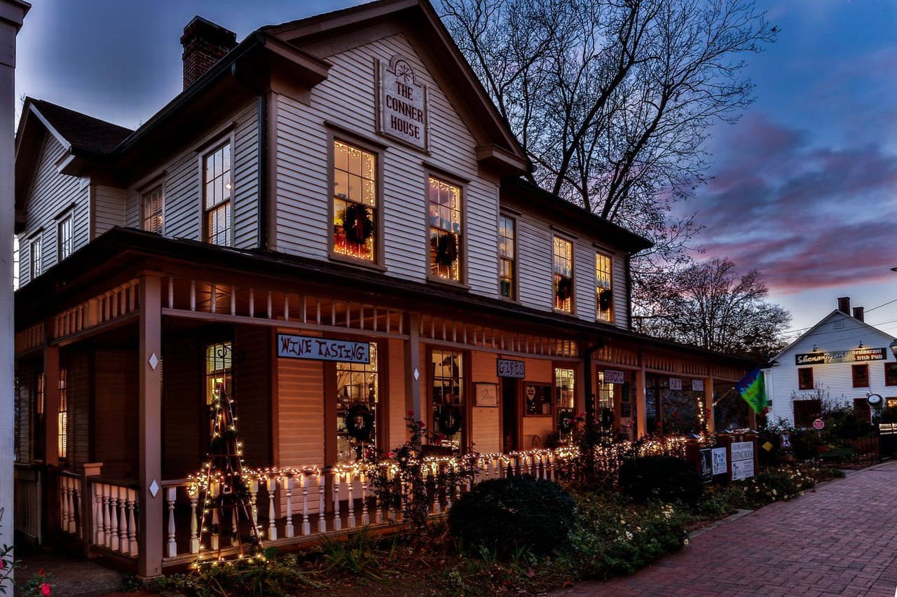 <b><a href="https://goo.gl/maps/NrLTDBwhSXqUhEUB7" target="_blank">Dahlonega</a></b>. Esta ciudad siempre ha sido una de las favoritas de los visitantes, no solo por la historia, sino también por el romance. Imagínate paseando por los pequeños senderos empedrados, la temperatura bajando suavemente y nada más que tú y tu pareja acurrucados para mantenerse calientes.