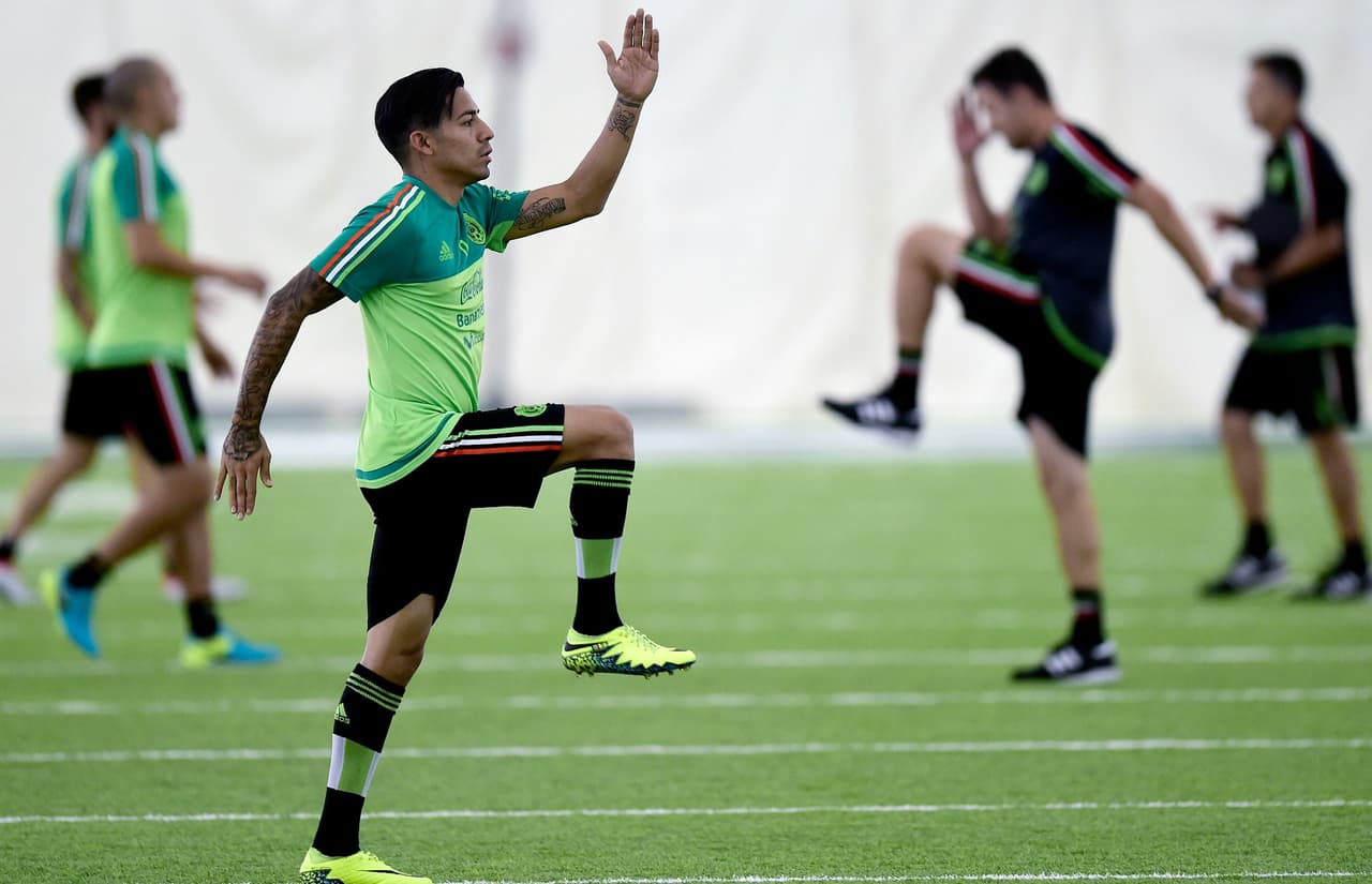 Javier Aquino en duda con el Tri para enfrentar a Chile
