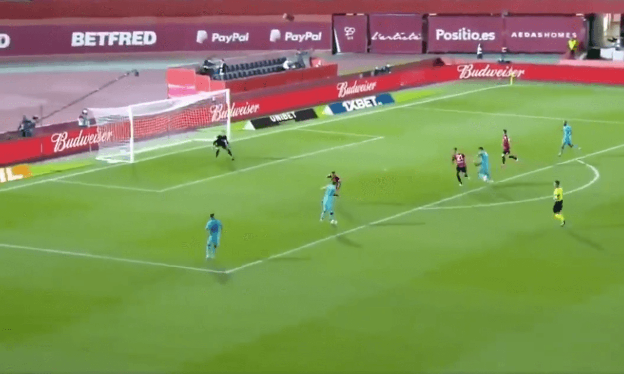 Controló con pierna derecha y desde ahí se comenzaba a perfilar para hacer algo distinto a lo que nos tiene acostumbrados con su botín izquierdo.