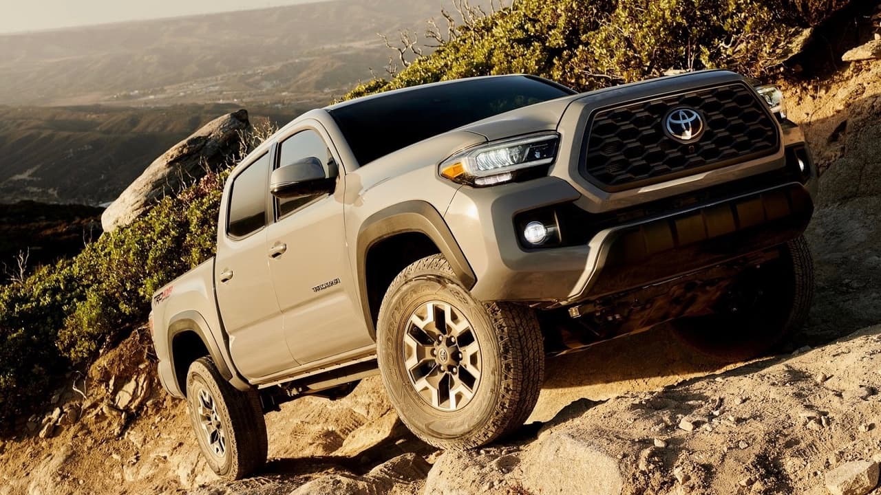 <h3 class="cms-h3-H3"><b>5. Toyota Tacoma</b></h3>
<br>
<b>Precio inicial: $25,550</b>
<br>
<b>Diferencial porcentual de precio sobre modelo de un año de uso: 12.3%</b>
<br>
<b>Diferencial de precio en dólares sobre modelo de un año de uso: $3,891</b>
<br>A pesar de su edad (la Tacoma fue actualizada extensamente por última vez en 2014 para ser presentada como modelo 2015) esta pickup mediana de Toyota se ha mantenido sorprendentemente competitiva en un mercado que cada día se pone más caliente. Su popularidad sumada a su buena reputación como un vehículo de calidad es uno de los factores para que los modelos usados se coticen tan bien.