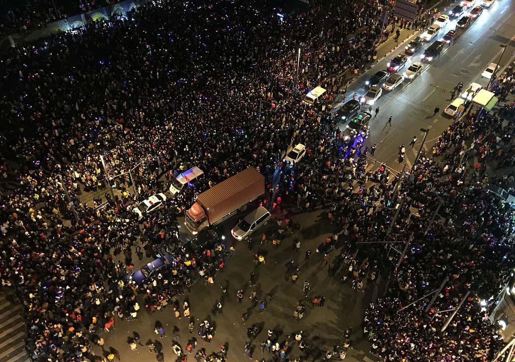 <b>1 de enero de 2015:</b> Al menos 36 muertos y 49 heridos fue el saldo de una avalancha humana en una fiesta de Año Nuevo en el centro de Shanghai, en China. Según la policía de la ciudad, asistió más gente de lo esperado a la fiesta y no se desplegó el número de agentes necesarios. Las autoridades detallaron que la estampida ocurrió en la plaza de Chen Yi, en las escaleras de una plataforma elevada adyacente a la plaza, en donde se aglomeró gran cantidad de personas. Inicialmente se dijo que la marea humana había ocurrido tras el lanzamiento de dinero falso desde un edificio aledaño, pero las autoridades luego desmintieron esta teoría.