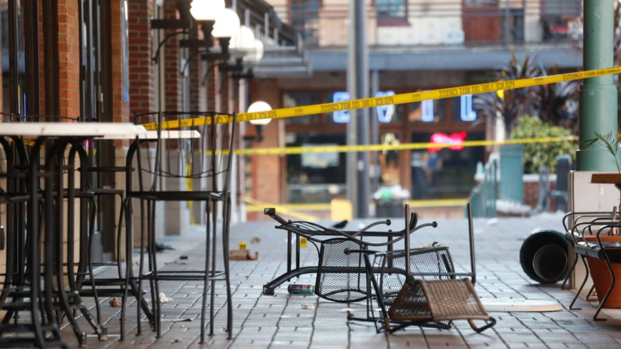 Aquí puedes ver el reportaje de Filippo Ferretti, quien se trasladó hasta el lugar del tiroteo y tiene imágenes en exclusiva de cómo estaba la escena a pocas horas de registrarse la balacera. 
<b><a href="https://www.univision.com/local/tampa-wvea/tiroteo-durante-los-festejos-de-halloween-en-tampa-deja-a-dos-personas-muertas-y-18-hospitalizadas-video" target="_blank">También puedes ver el video aquí.</a></b>