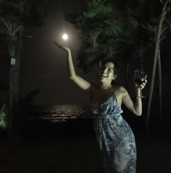 Eva levantó dudas sobre si ya se casó al publicar esta foto con la bella luna en Tulum citando al fotógrafo como "su esposo". ¿Será que hubo boda en secreto?