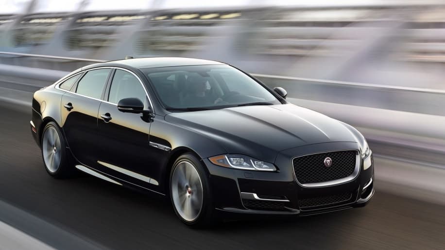 <b>Jaguar XJ 2018</b>
<br> Precio sugerido por el fabricante (MSRP): $82,710
<br> Transacción promedio: $67,715
<br> Descuento: $14,995
<br> % Descuento: 18%