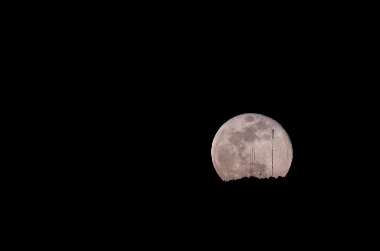 Vista de la Superluna desde la ciudad de Saltillo, en el estado de Coahuila.
<b>Esta Luna llena corresponde también a Vesak, también conocido como Buda Purnima, una fiesta observada por los budistas en toda Asia.</b> A veces, informalmente llamado 'Cumpleaños de Buda', conmemora el nacimiento, la iluminación y la muerte de Gautama Buda. Además, ocurre casi en la mitad del mes del Ramadán, el mes sagrado para el Islam en que se reveló el Corán.