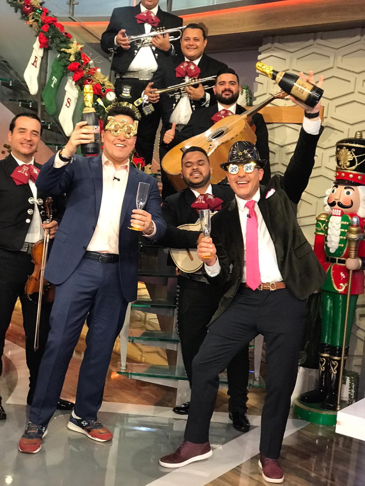 Mientras el momento de convertirse en padre llega, Carlos goza cada momento de la vida.