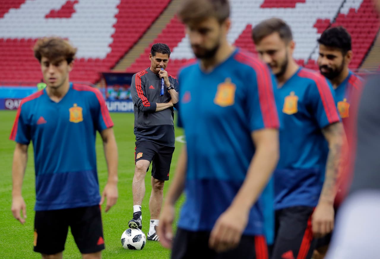 Al fondo en la imagen se observa a un Fernando Hierro meditabundo. El nuevo técnico de la selección de España sabe que si bien son favoritos ante Irán en el siguiente partido, no pueden confiarse.