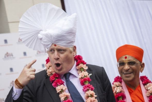 El alcalde de Londres, Boris Johnson lleva un tocado tradicional durante una visita a la Shree Swaminarayan Mandir, un nuevo templo hindú importante que se construye en Kingsbury.