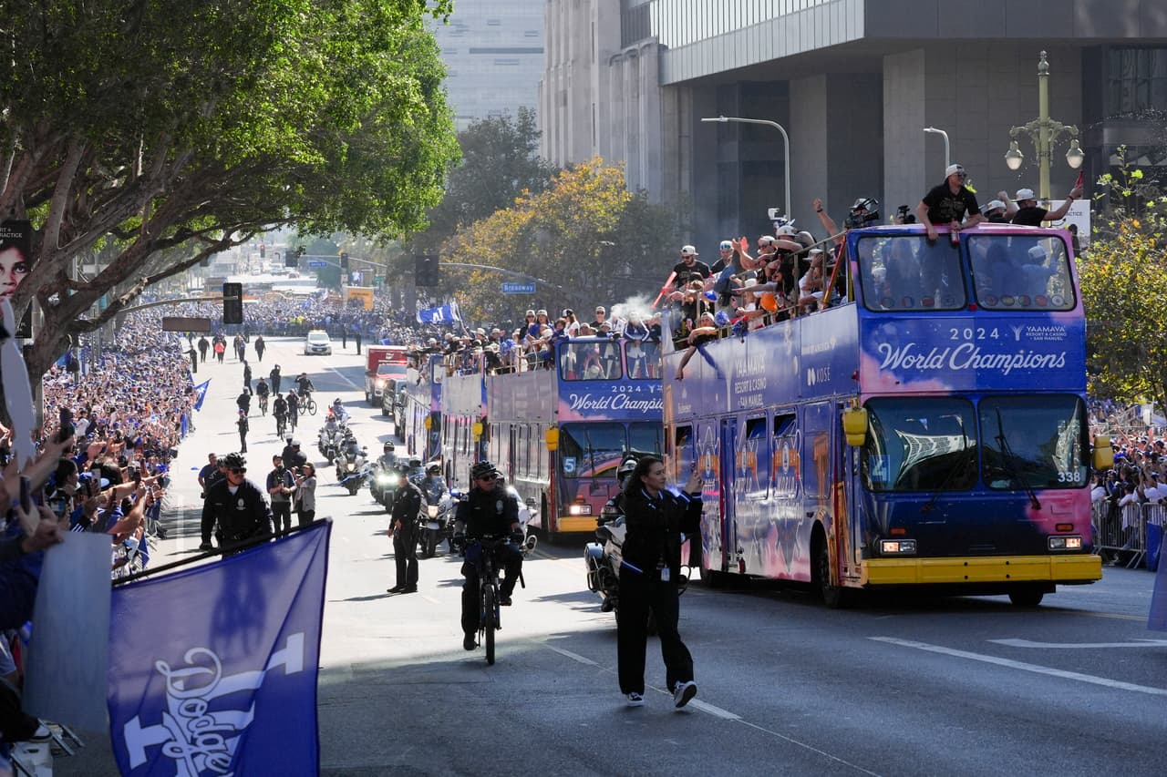 Muchos seguidores del equipo se apostaron en las calles y avenidas de Los Ángeles desde muy temprano para poder ver el desfile de campeones.