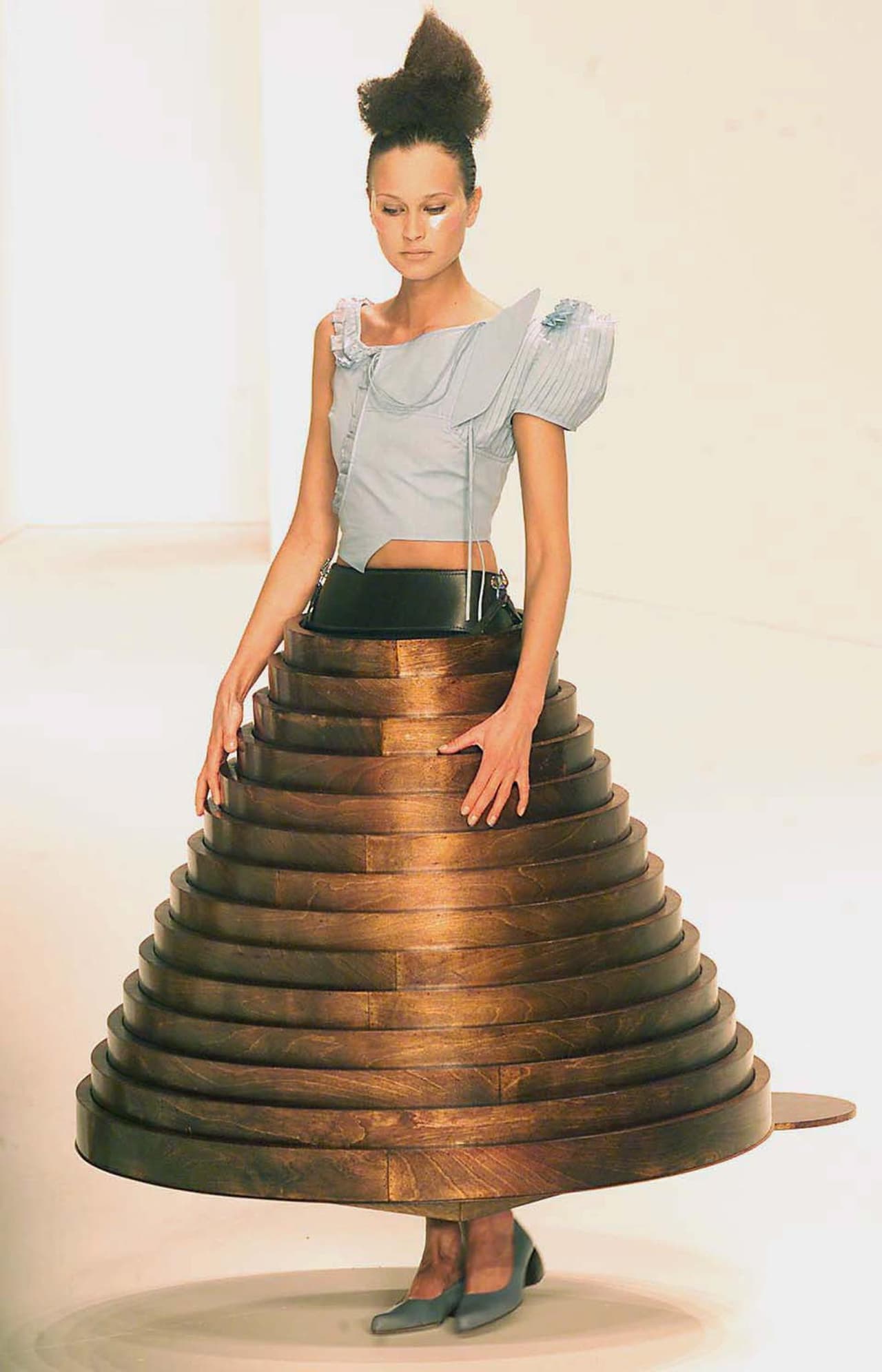 <b>La falda de madera</b>
<br>Tengo que decirlo. Esta falda de Hussein Chalayan me parece una obra de arte. Lo malo es que ése es precisamente el problema, que sería difícil verla fuera de un museo porque no parece muy cómoda para la vida diaria.