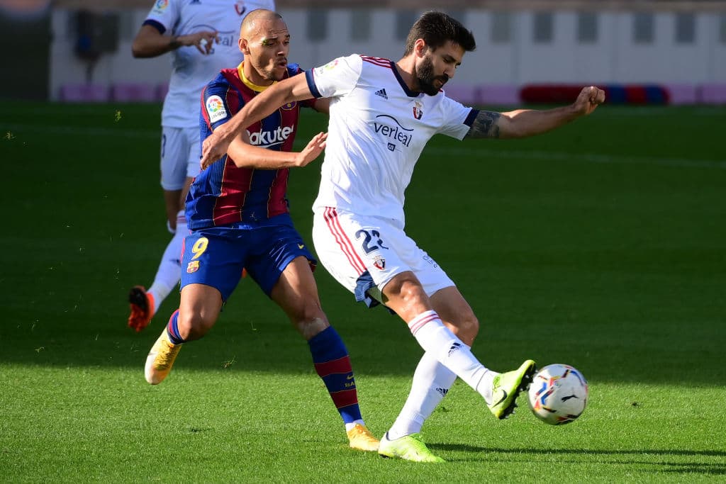 Barcelona golea a Osasuna 4-0 en el Camp Nou y Messi anota el último gol con dedicatoria a Diego Armando Maradona. Martín Braithwait abrió el marcador al minuto 29, le siguió Antoine Griezmann al 42 y el tercer tanto fue por parte de Coutinho, durante la Jornada 11 de La Liga.