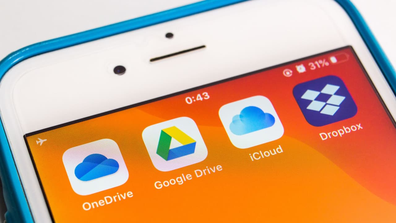 <h3 class="cms-H3-H3">La nube: tu disco duro en el cielo</h3> Cuando escuchas “guárdalo en la nube”, significa que el archivo se almacena en servidores de Internet. Ahí viven 
<b>tus fotos, tus copias de seguridad y tus documentos de trabajo</b>. Servicios como Google Drive, iCloud o Dropbox permiten acceder a ellos desde cualquier dispositivo. 
<b>El secreto está en proteger tu cuenta con verificación en dos pasos</b>. 
<br>No confíes solo en una contraseña: 
<b>los cielos digitales también necesitan candado.</b>