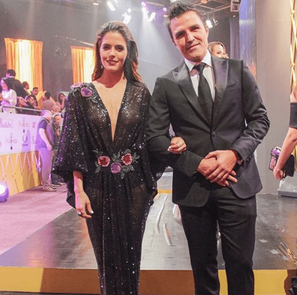 Claudia Álvarez llegó acompañada de su esposo, el productor Billy Rovzar. A su llegada la actriz lució un vestido largo confeccionado por Michael Costello.