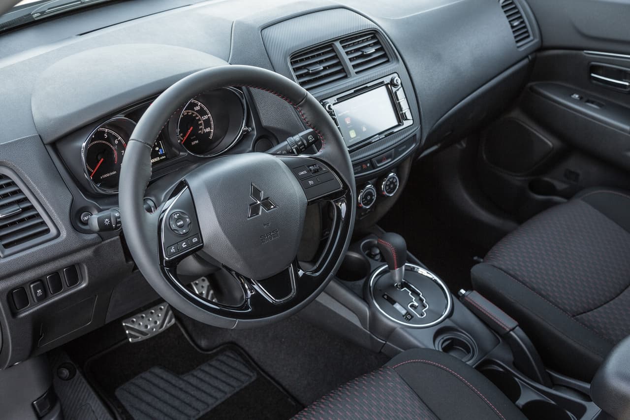 El interior de la Mitsubishi Outlander Sport Limited Edition tiene más diferencias: se presenta un diseño con revestimiento en negro con costuras en rojo en el volante.