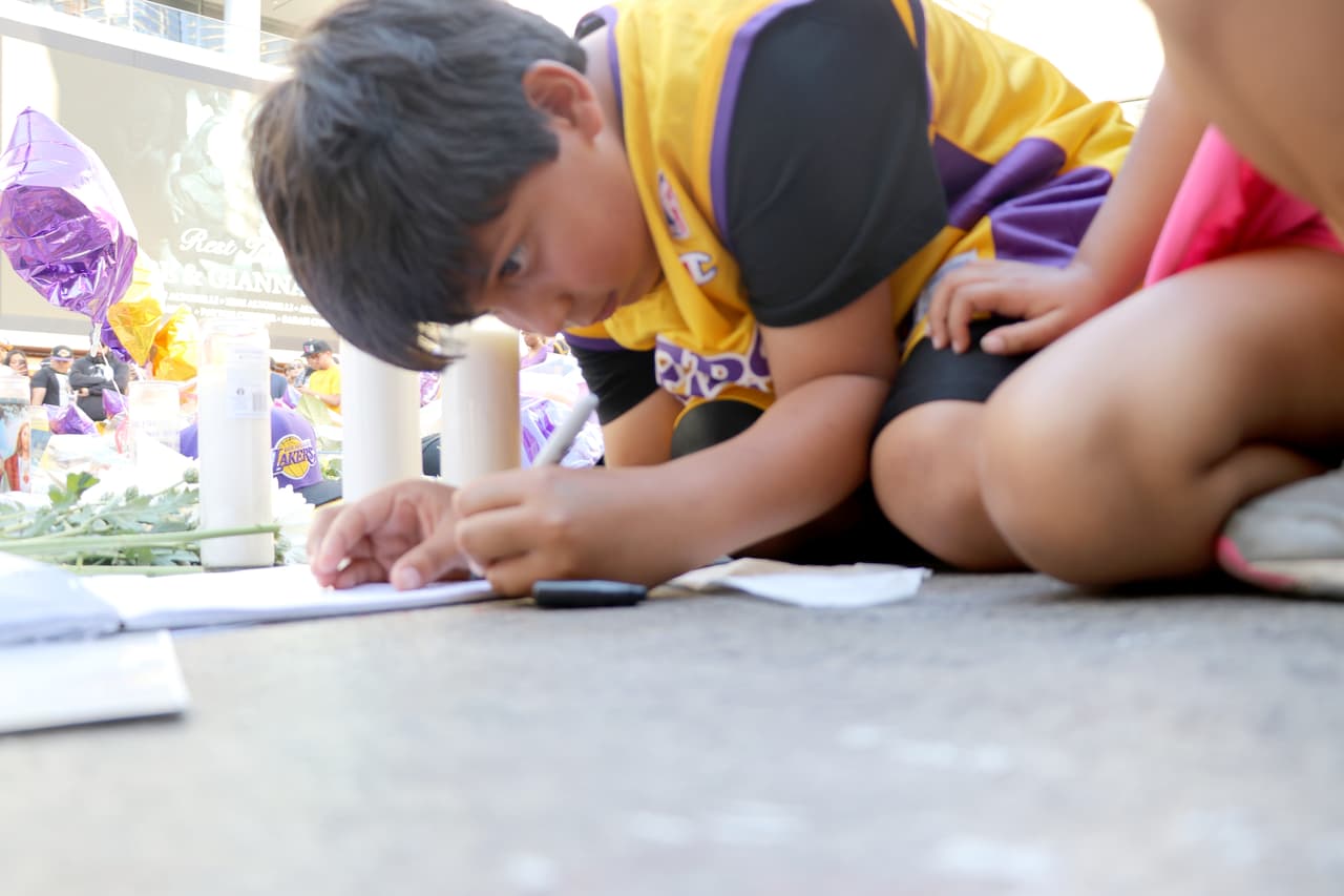 Los pisos de cemento fueron lavados, y, de hecho, se borró ya el texto “RIP, Kobe Bryant”, que había escrito el niño Isaiah Rodríguez, de 7 años, en honor al quíntuple campeón de la NBA.