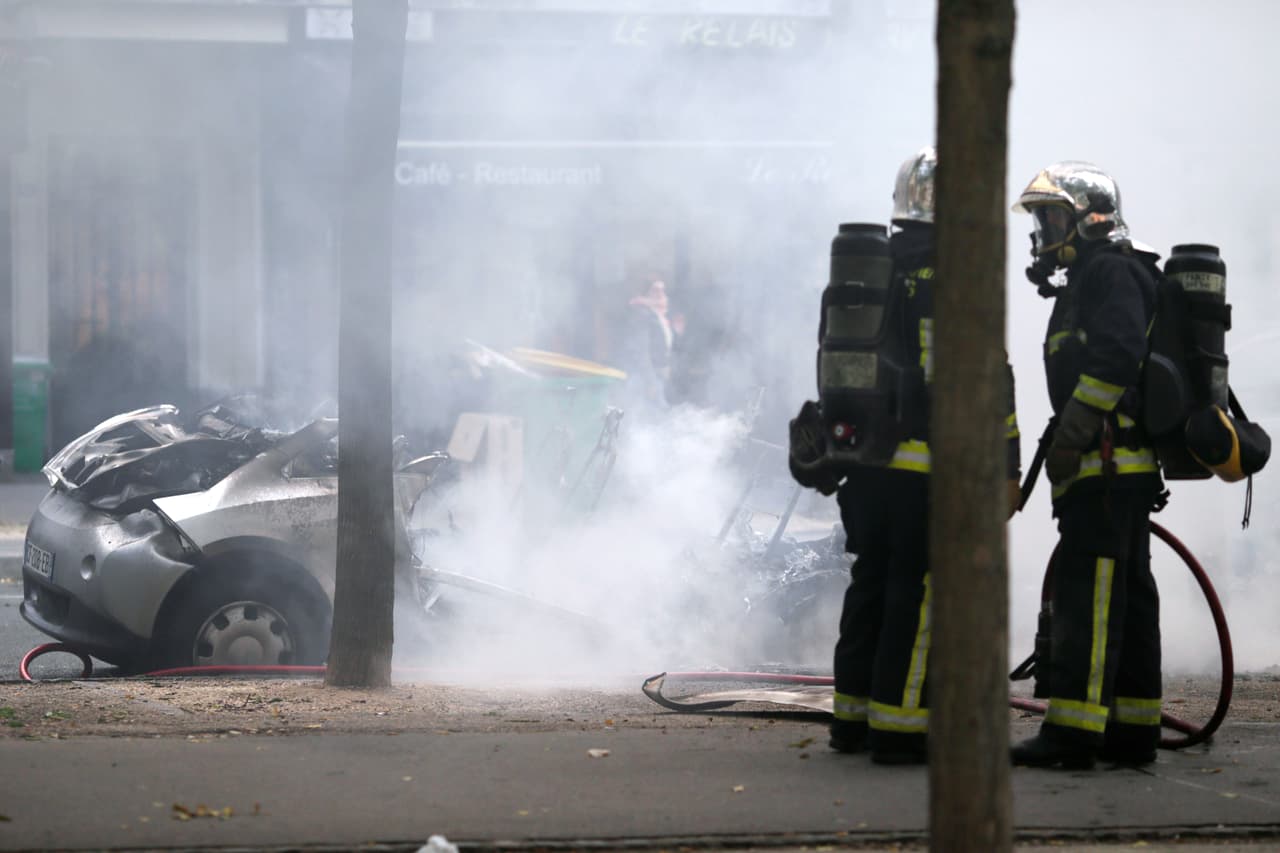 <b>Material defectuoso</b>
<br>Las marcas de coches deportivos no están exentas de tener problemas en el control de calidad y construir sus autos con materiales que al cabo del uso podrían incendiarse. Un cable, pegamento, o plástico de mala calidad pueden derivar en un incendio. Siendo objetivos, el aumento en el uso del plástico en sustitución del metal representa un riesgo mayor a este tipo de percances.
<br>
<br>