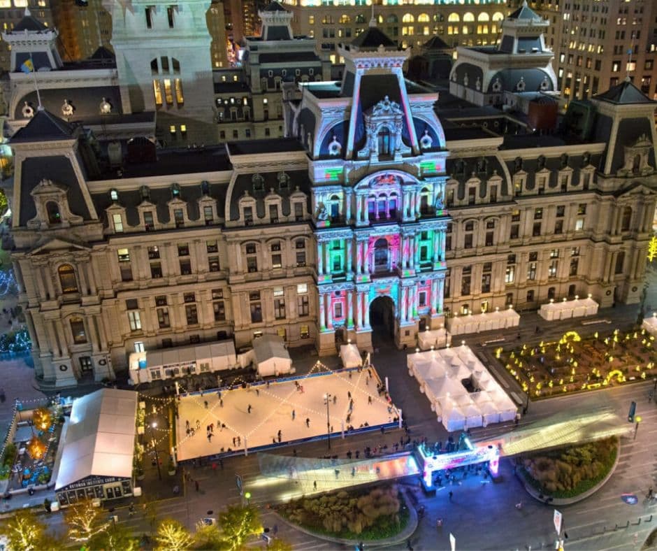 Las ventanas emergentes de vacaciones abundan alrededor del Ayuntamiento en el corazón de Center City, incluido el deslumbrante espectáculo nocturno de luces Deck the Hall (25 de noviembre de 2019 - 1 de enero de 2020), proyectado al costado del Ayuntamiento. El Rothman Orthopaedics Ice Rink & Cabin al aire libre (8 de noviembre de 2019 - 23 de febrero de 2020) ofrece patinaje sobre hielo, alquiler de patines, luces parpadeantes y espacio interior para calentarse.El encantador Wintergarden (8 de noviembre de 2019 - 23 de febrero de 2020) está lleno de luces y plantas de temporada. Además, el Mercado de vacaciones Made In Philadelphia (23 de noviembre de 2019 - 1 de enero de 2020) regresa con docenas de vendedores locales independientes que venden sus productos.
<br>
<br>Dónde: Dilworth Park, 1 S. 15th Street