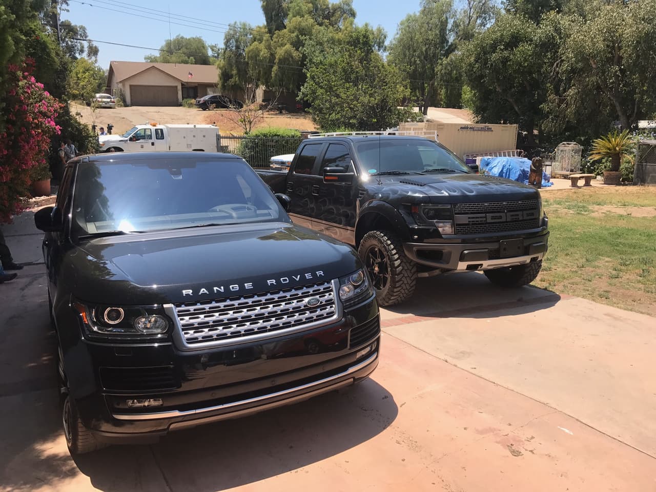 Como parte de esa pesquisa, la mañana de este jueves, personal del Departamento de Cuidado y Control de Animales del Condado de Los Ángeles y de otras agencias gubernamentales realizaron una visita a una residencia en la Ciudad de Thousand Oaks. Se buscaba confirmar presuntas violaciones en la tenencia de especies en cautivero en una zona residencial.