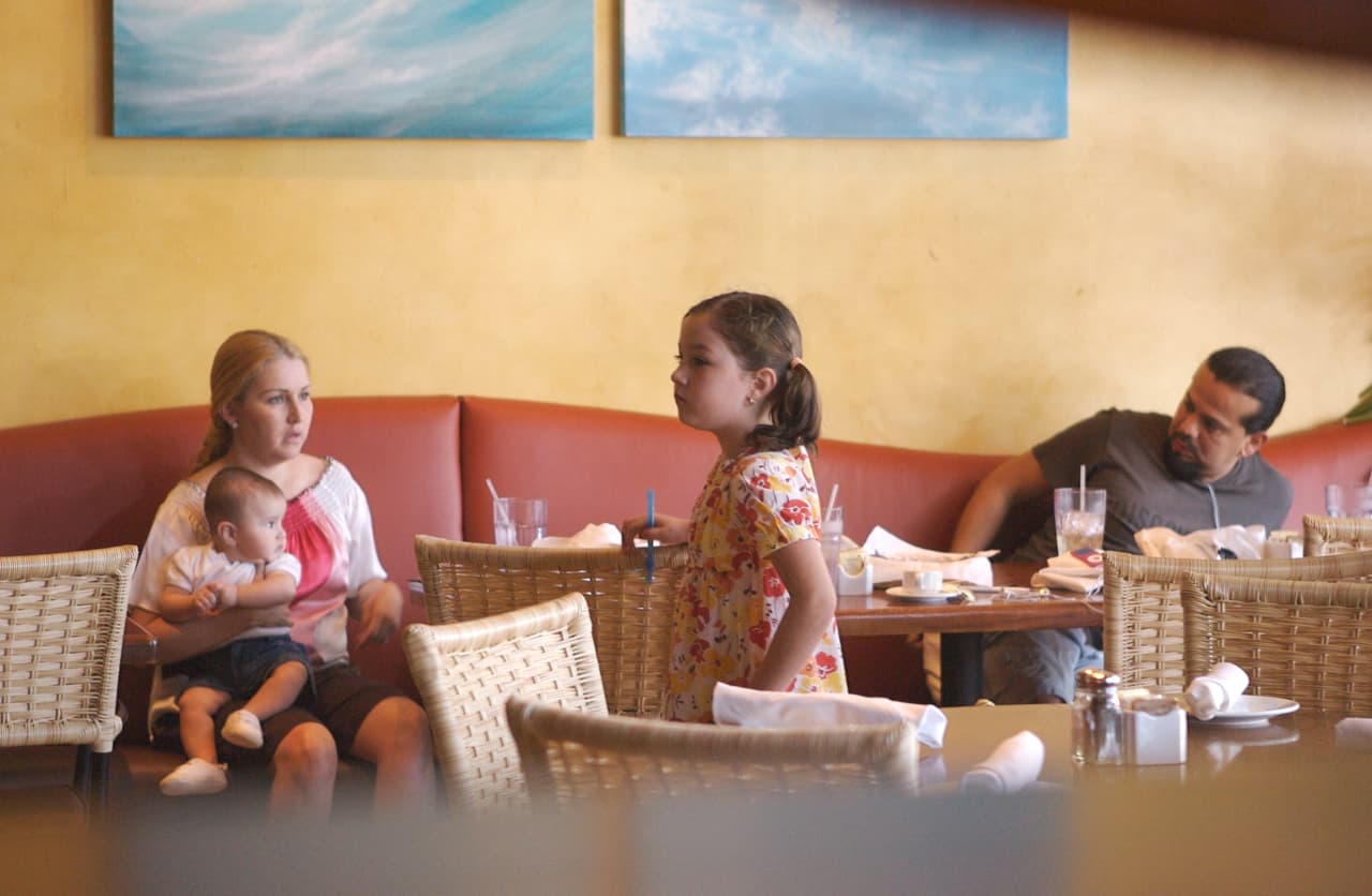 Al año siguiente, Villarreal y su ex se vieron envueltos en escándalos de nuevo ya que la cantante afirmó en el programa de Cristina Saralegui que el único padre de Melanie era Cruz Martínez, puesto que Carmona no se hacía cargo de la manutención de la niña.